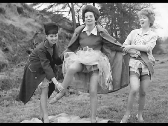 Retro Voyeur Upskirt Pussy Pictures - Vintage Upskirts - TubePornClassic.com
